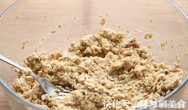 喝不完的牛奶别浪费,搭配燕麦做出一款特色甜点,营养更高档!