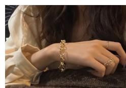 气质简约的手链来了，名媛女孩的出街必备，还不赶快安排