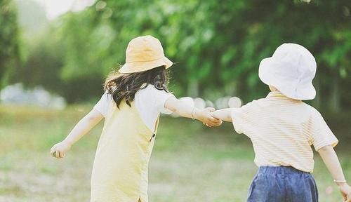 重男轻女|一家五口睡觉的照片火了,网友调侃:儿子只是意外,女儿才是真爱