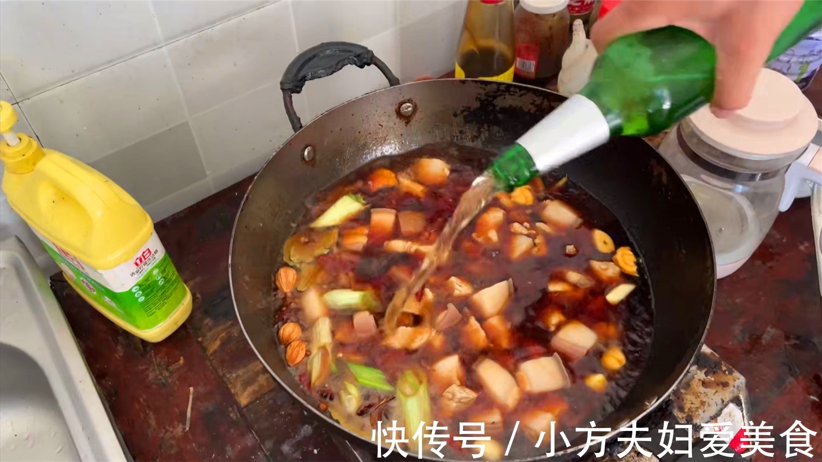 小方秘制红烧肉，色泽诱人肥而不腻，比饭店里做的都好吃！