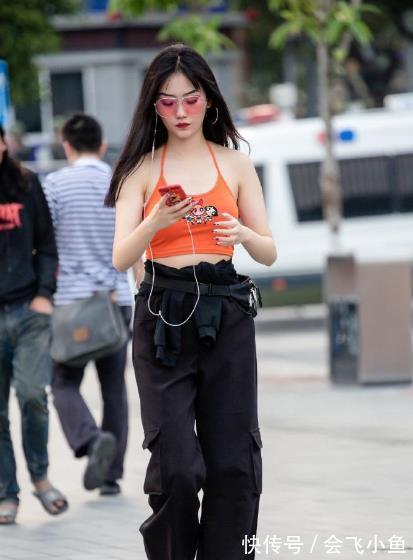 穿搭|苗条身材小姐姐,一身搭配超“减龄”,卡通图案背心更显可爱