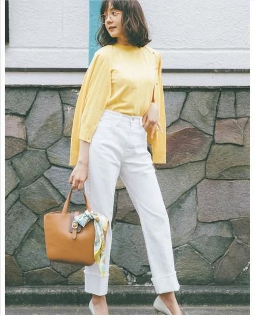 时髦女人春天都爱穿白裤子！白裤子的7种搭配，清新又气质