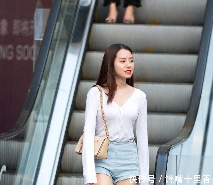 小姐姐|街拍:清秀的小姐姐是时尚达人,成熟的女性更注重优雅!