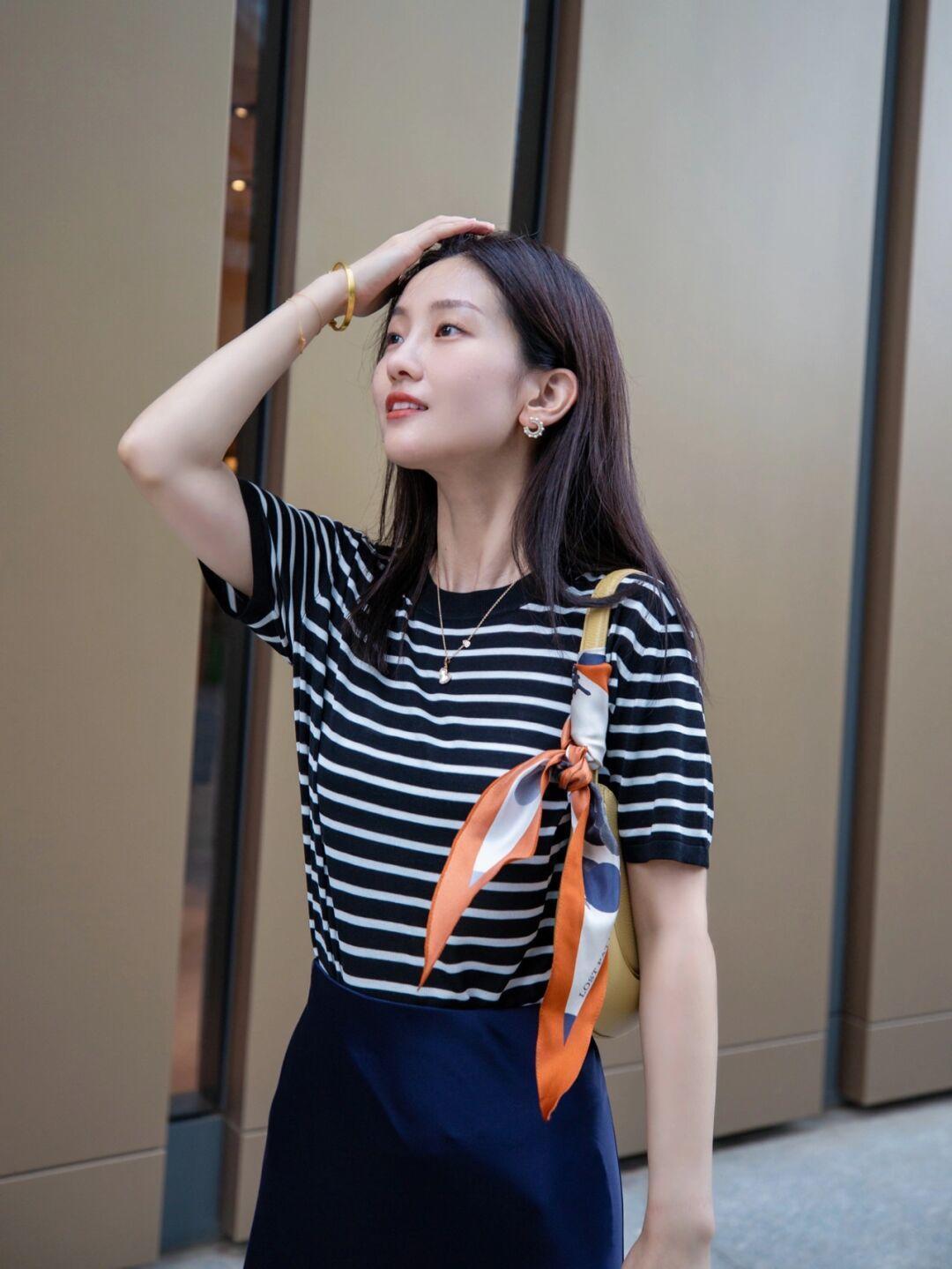 阔腿裤|秋季最火穿搭指南,条纹衫搭配半身裙或者白色阔腿裤,高级时髦!