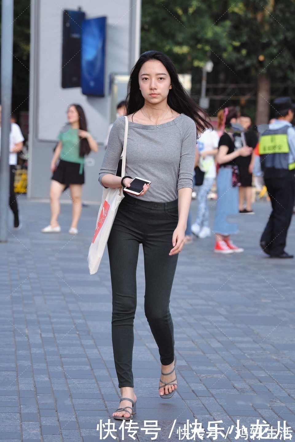 气质|提升自身气质同样也能穿出时尚感,黑灰色穿搭简单大气,温柔气质