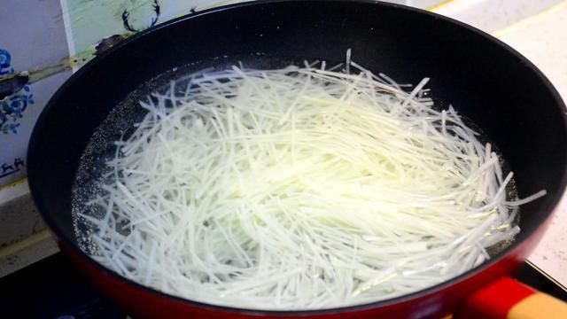 炒尖椒土豆丝，记住“2不放2窍门”，好吃入味、脆爽不粘锅