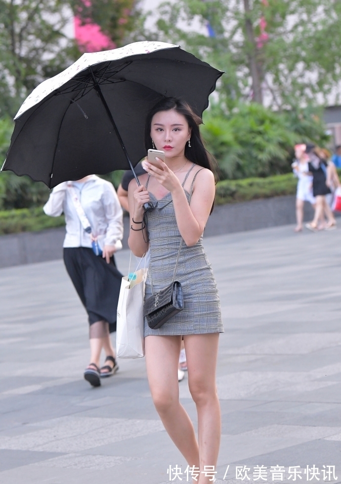 暑假怎么穿,热裤配拖鞋