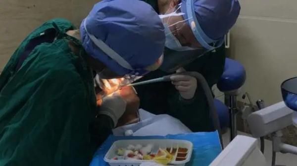 医生|广州男子医院门口突然晕倒，医生急救后给他吃冰淇淋