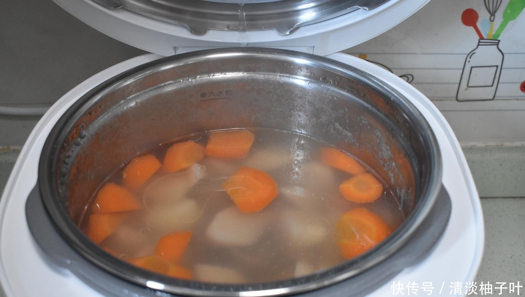 生活|2人2菜1汤的午餐,酸菜鱼和排骨汤荤素搭配滋味无穷,认真生活