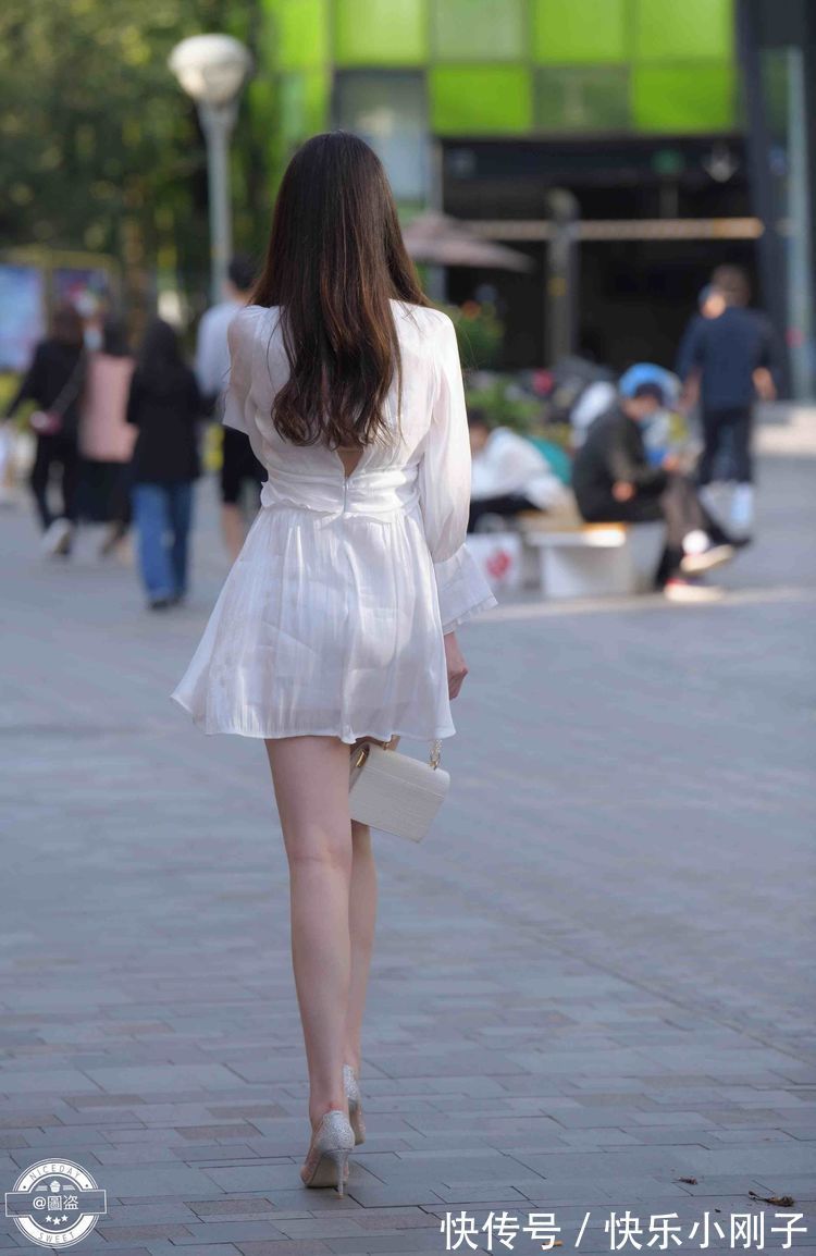 连衣裙 简单搭配的连衣裙上身特别洋气,秀出阳光的气质,甜美时尚