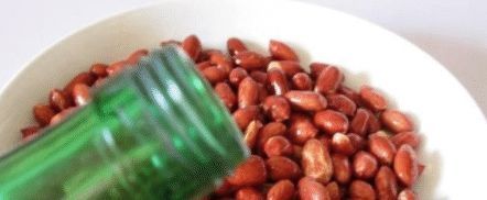 炸花生米别直接下油锅,多加这1步,粒粒嘎嘣脆,1星期不返潮