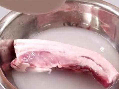 洗猪肉，别只会用清水！学会正确方法，再加2样，快速清洗无腥味