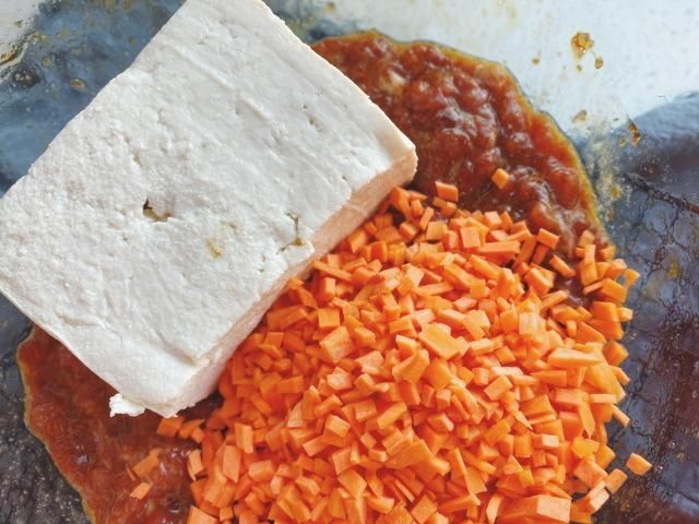 炸丸子有人放面粉,有人放淀粉,都不对,掌握3点,丸子外酥里软