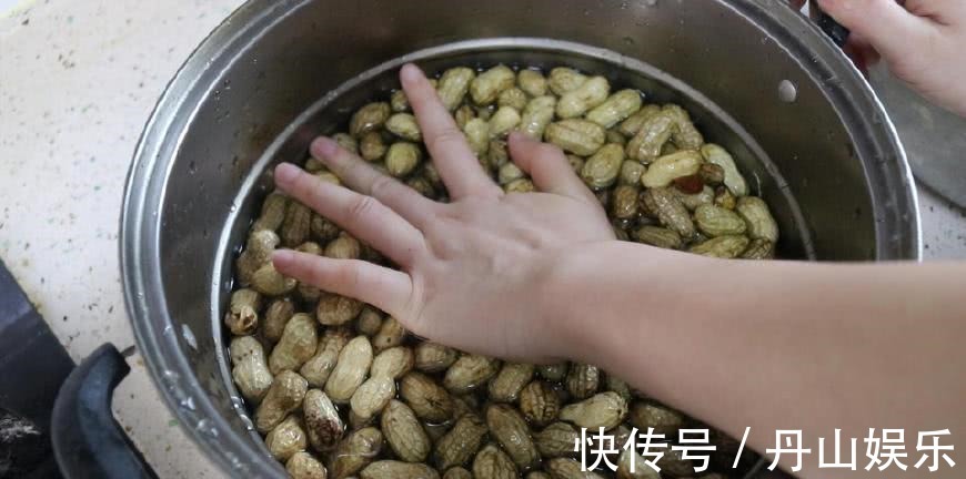 盐水花生很多人第一步就煮错了,教您3招,花生干净入味还省煤气