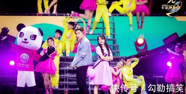 人民日报|央视七夕晚会演绎古风之美，8人主持团成亮点，《人民日报》官微点赞周深《画绢》