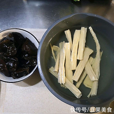 这道腐竹木耳炒火腿，汤汁都要舔干净