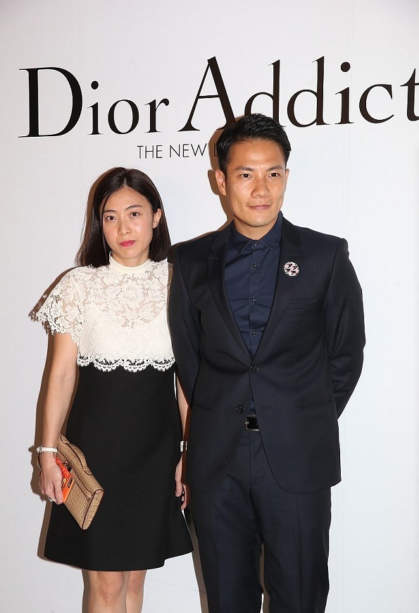 甘比|甘比这次穿对了,身穿一袭黑白色蕾丝拼接连衣裙亮相,优雅又大气