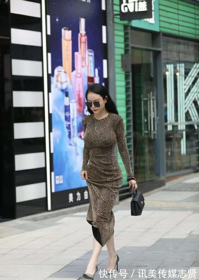 小蛮腰|白色挂脖交叉小吊带配蓝色短裤, 性感迷人