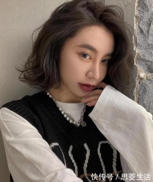 新发型|过年别乱烫头发,试试今年流行的“慵懒法式烫”,圆脸方脸都适合