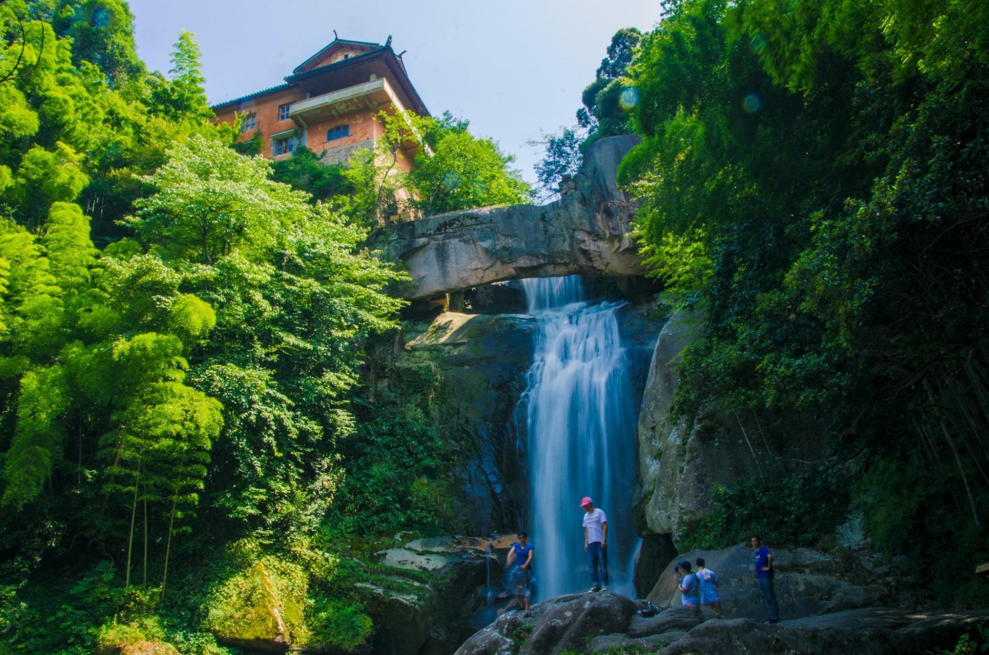 浙江|浙江最奇特的瀑布，横跨在巨石之上，被誉为“天下第一奇观”