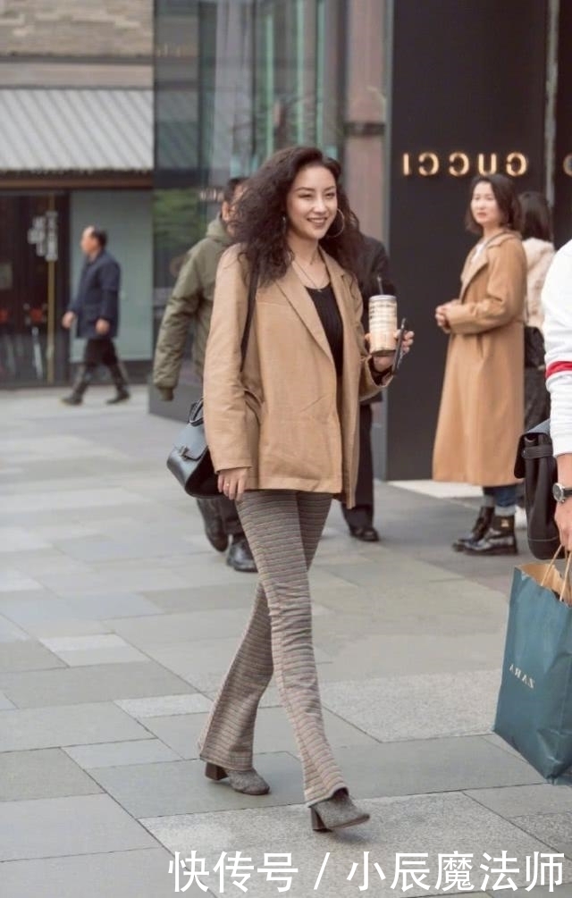 休闲装|路人街拍,卡其色休闲装搭配条纹裤,很有气质的感觉