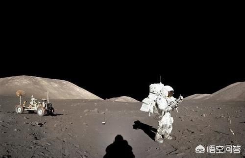 为什么从地球上看月球,月球周围是亮的,而从月球上看地球,地球周围是暗的?