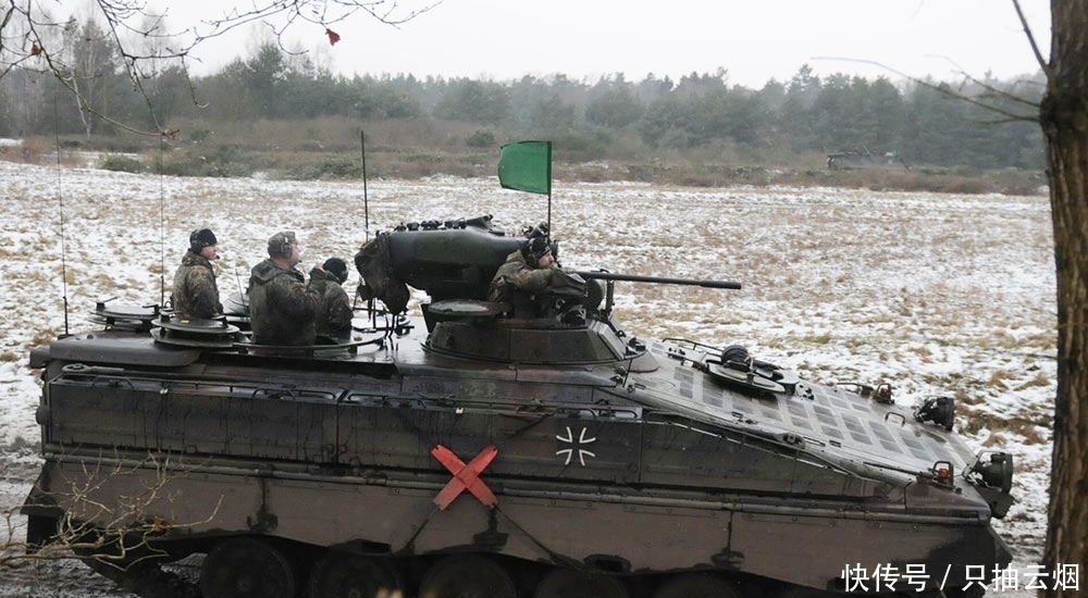 投降|10名德军遭5个小混混打劫，8名德军举手投降，整整被扣10小时