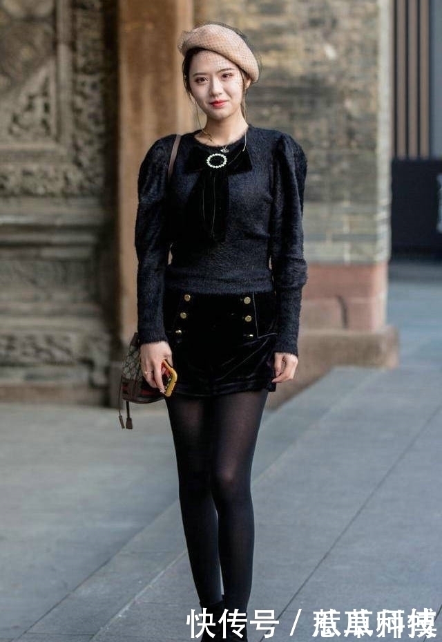 白色T恤搭配牛仔裤,清爽干净也能凸显时尚感,提升优雅自信