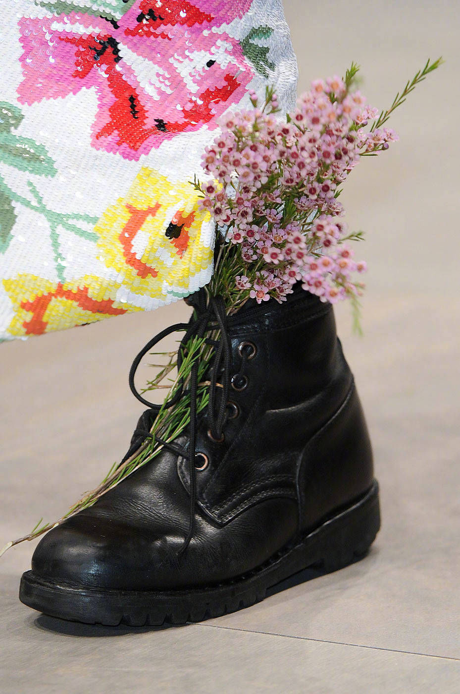 马丁靴新穿法,步步生花的田园浪漫|上游时尚| 马丁靴