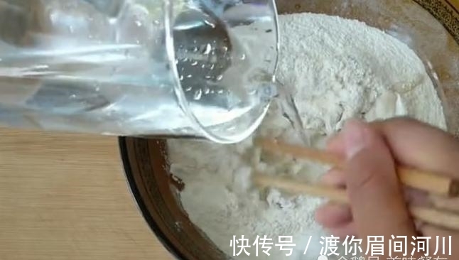 鸡蛋|4个鸡蛋，1碗面粉，不揉面，不擀面，简单做出超好吃的鸡蛋饼