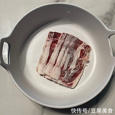 肥牛|铁板肥牛饭(胡椒厨房)这么做，吃前一定备足饭