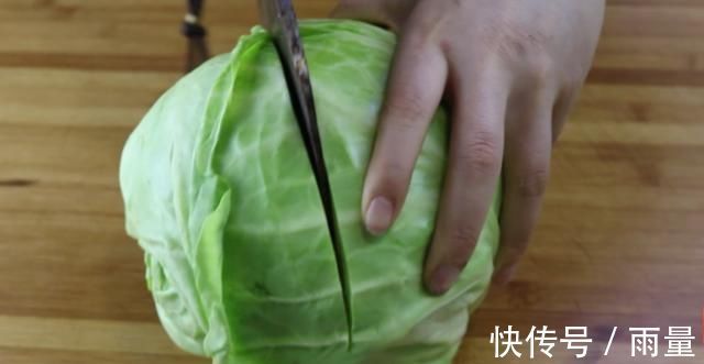 做法|包菜最近火了,吃了30年,这做法第一次见,比吃肉还过瘾