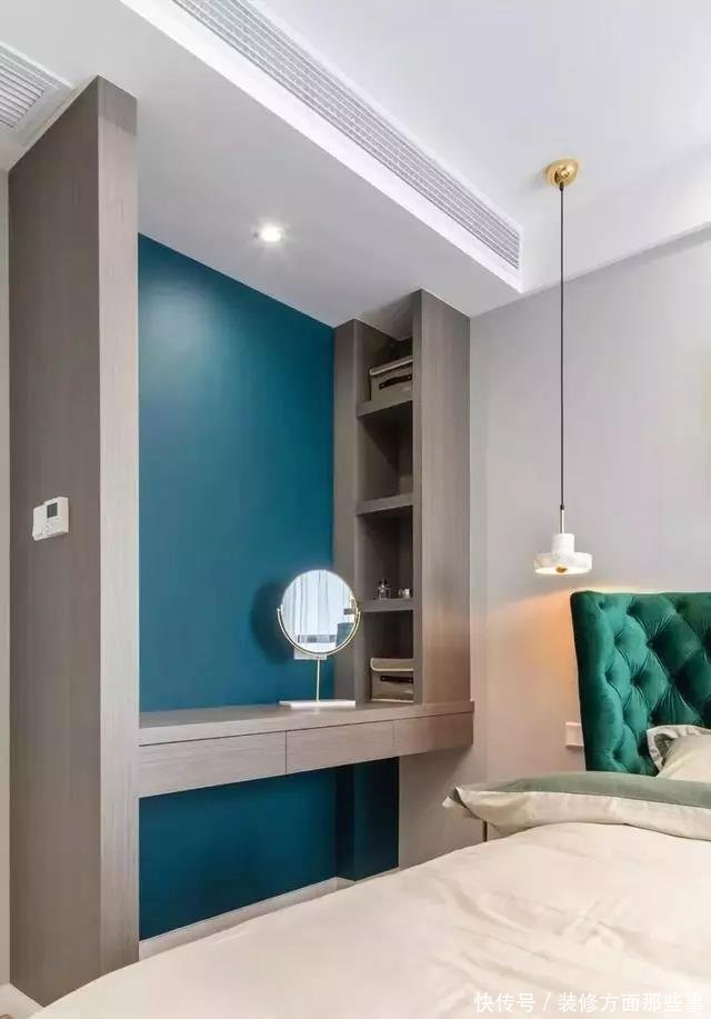 定制|83平混搭风二居室玄关定制鞋柜底部留空,贴上创意壁纸更加有趣