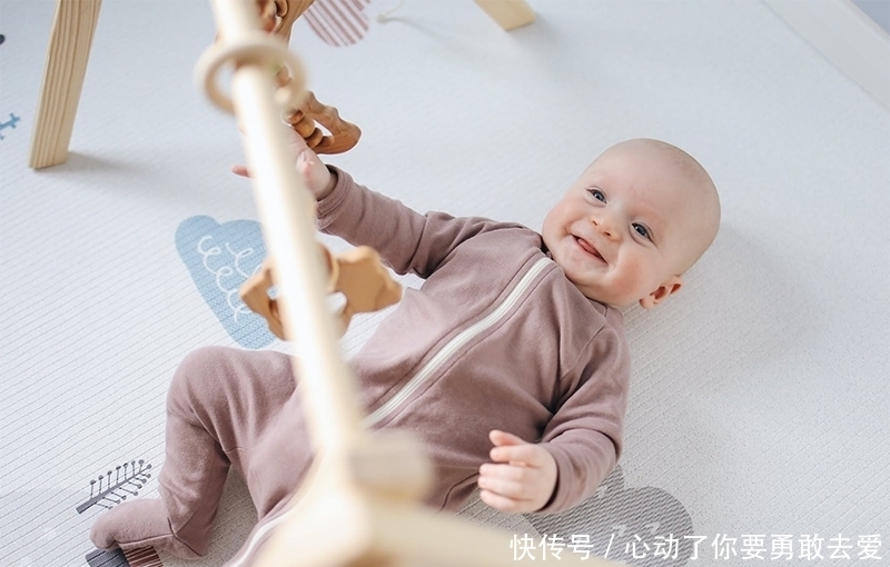 高需求宝宝|宝宝睡醒后自己瞪着眼玩,当你看他一眼后,他就躺不住了,开始哭,这是为什么?