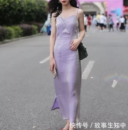 鲜黄色上衣,衣摆打蝴蝶结,搭配牛仔热裤,仿佛重回25岁