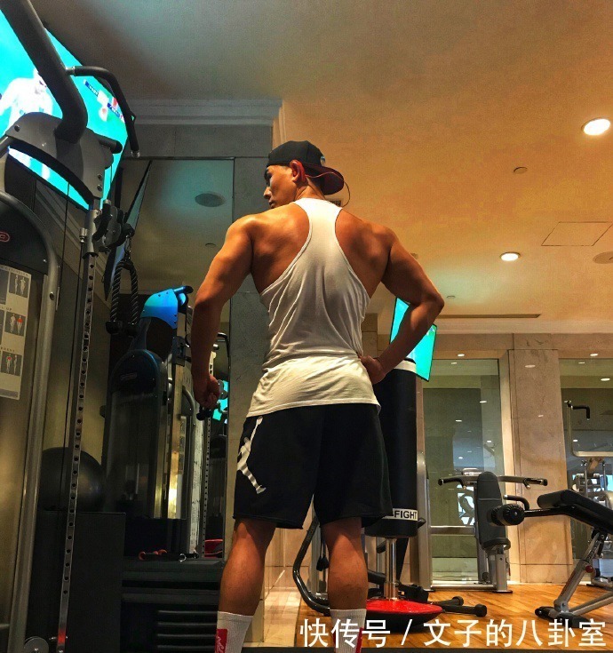 肌肉|身材如雕刻的肌肉奶爸,金牛座健身达人,一周至少保持五天训练!