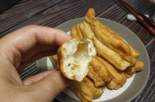 炸油条加酵母是大错特错，老师傅教你正宗配方，油条根根蓬松酥脆