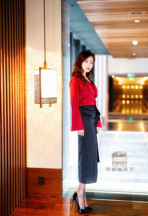 美女穿搭:小姐姐爱穿红色休闲衬衫配紧身黑色开叉裙,性感妩媚,熟女风超吸引人!