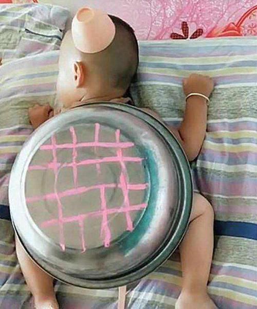 母亲|父亲在家独自带双胞胎儿子,母亲不放心,父亲发来一张照片她笑喷