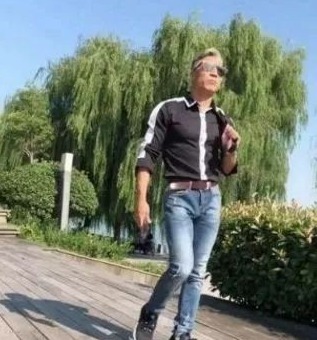 羡慕|60岁最帅爷爷幼儿园接孙女,转身后众人羡慕,没对比就没伤害