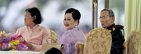 诗琳通公主庆祝中国春节好用心！中山装太遮肉，苏提达忙效仿急于讨好