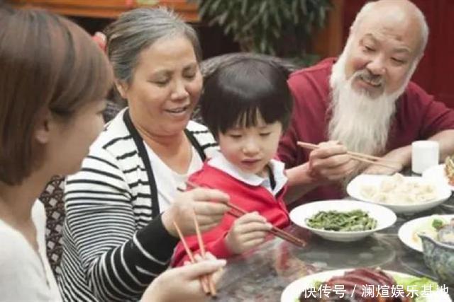 幼儿园|舅舅和外甥被分到幼儿园同班,吃饭时享受特殊待遇,老师被逗乐
