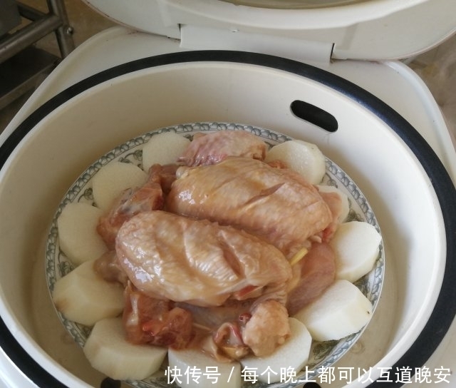 山药蒸鸡肉,香嫩入味,十分下饭