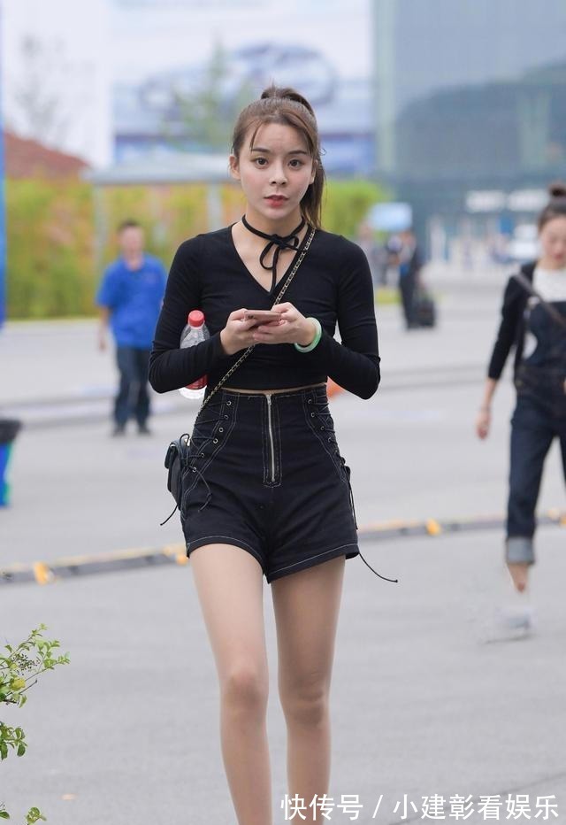 小姐姐|街拍:小姐姐气质出众高腰打底裤搭配,上衣紧身个性耐看的潮流范