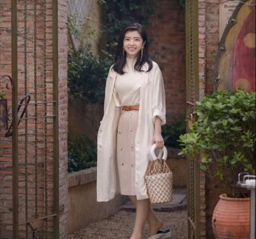 穿什么时髦还知性？这三种“风衣+过膝裙”妙招，简直美极了