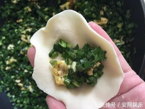 饺子|做韭菜饺子，直接拌馅是大错特错！多加这1步，韭菜翠绿不出水
