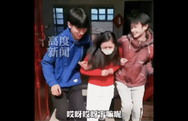 拍摄者|俩外甥上演强盗式拜年向小姨讨红包 拍摄者:小姨挺开心的