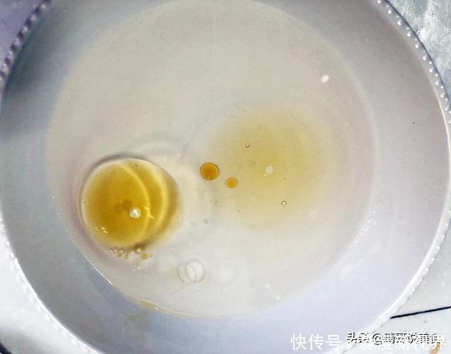 这样“假香油”好多人在吃,买香油记得“3辨”,一碗清水现原形