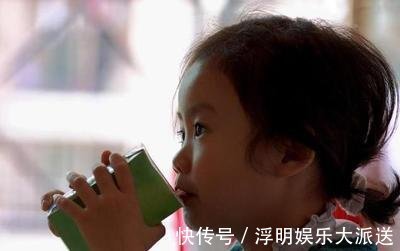 一日三餐|劝告宁可孩子渴着,3个时间也不要给娃喝水,容易积食不长个