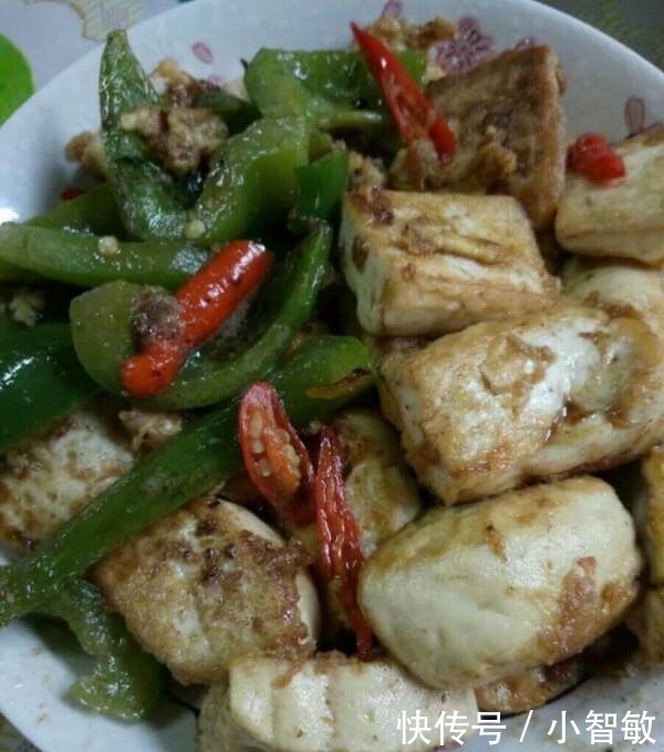 豆腐不要直接下锅炸,加上2个鸡蛋,比吃肉还香,吃完上瘾还想吃